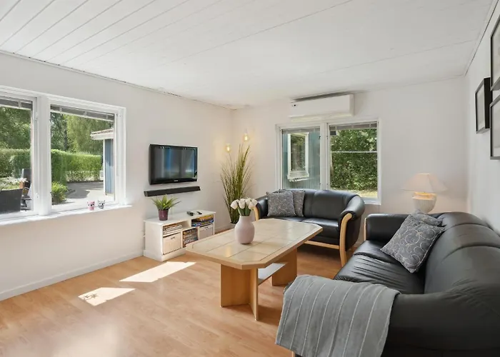 2 Bedroom Gorgeous In Semesterbostad